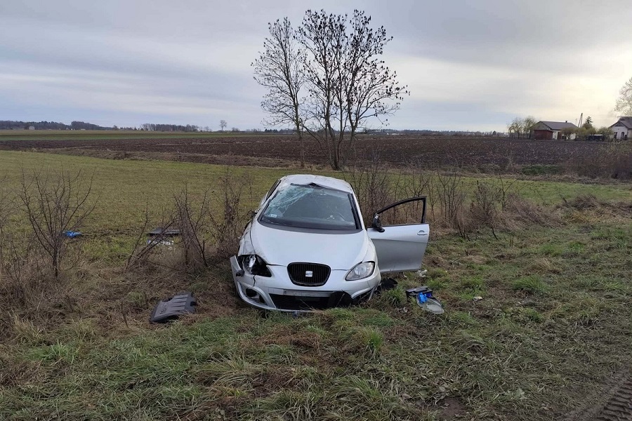 Auto kilkukrotnie dachowało. Jedna osoba w szpitalu